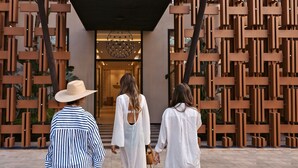 Fachada moderna de un edificio con diseño geométrico de madera.