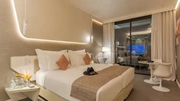 CR7 Superior Avenue | 1 bedroom, minibar, individually decorated, desk