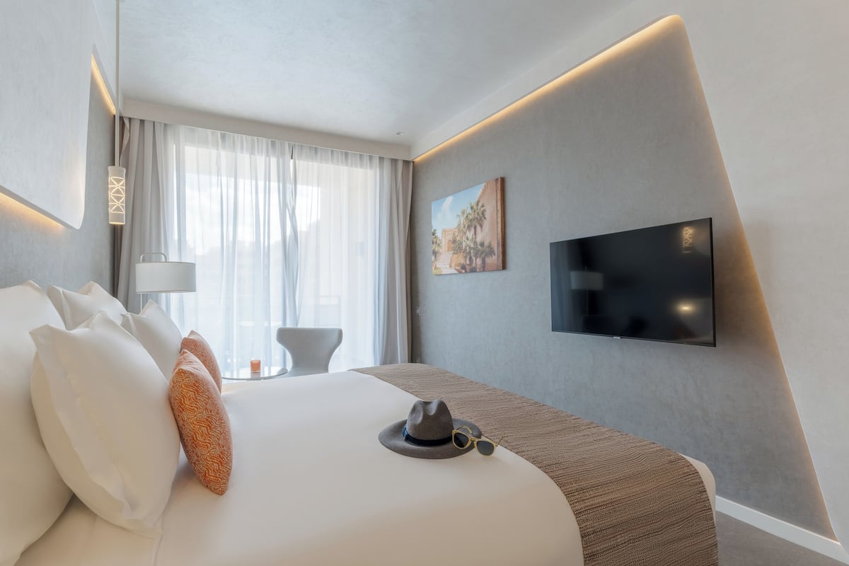 1 kamar tidur, minibar, didekorasi berbeda-beda, dan meja kerja