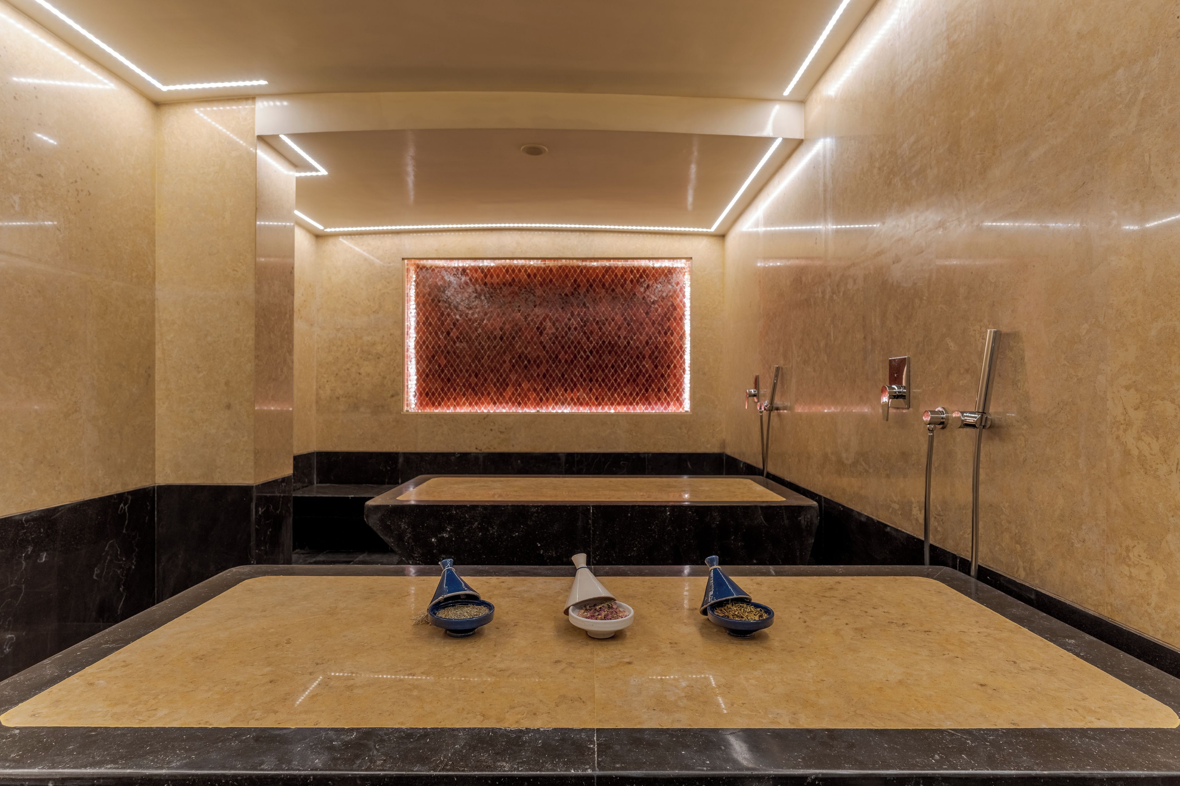 Une salle de bain moderne dotée d’une grande baignoire, d’un espace douche et d’un élément décoratif mural.