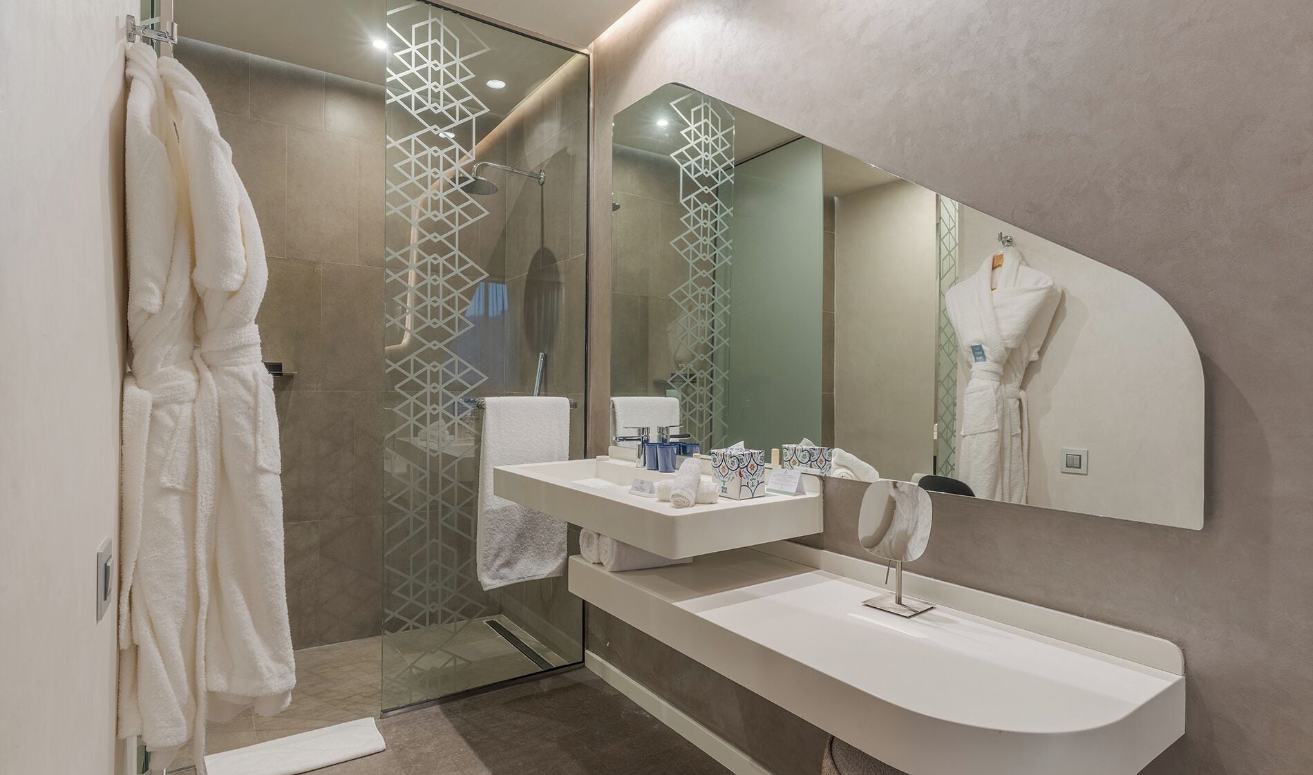 CR7 Junior Suite Avenue | Bathroom | Free toiletries, hair dryer, bathrobes, slippers