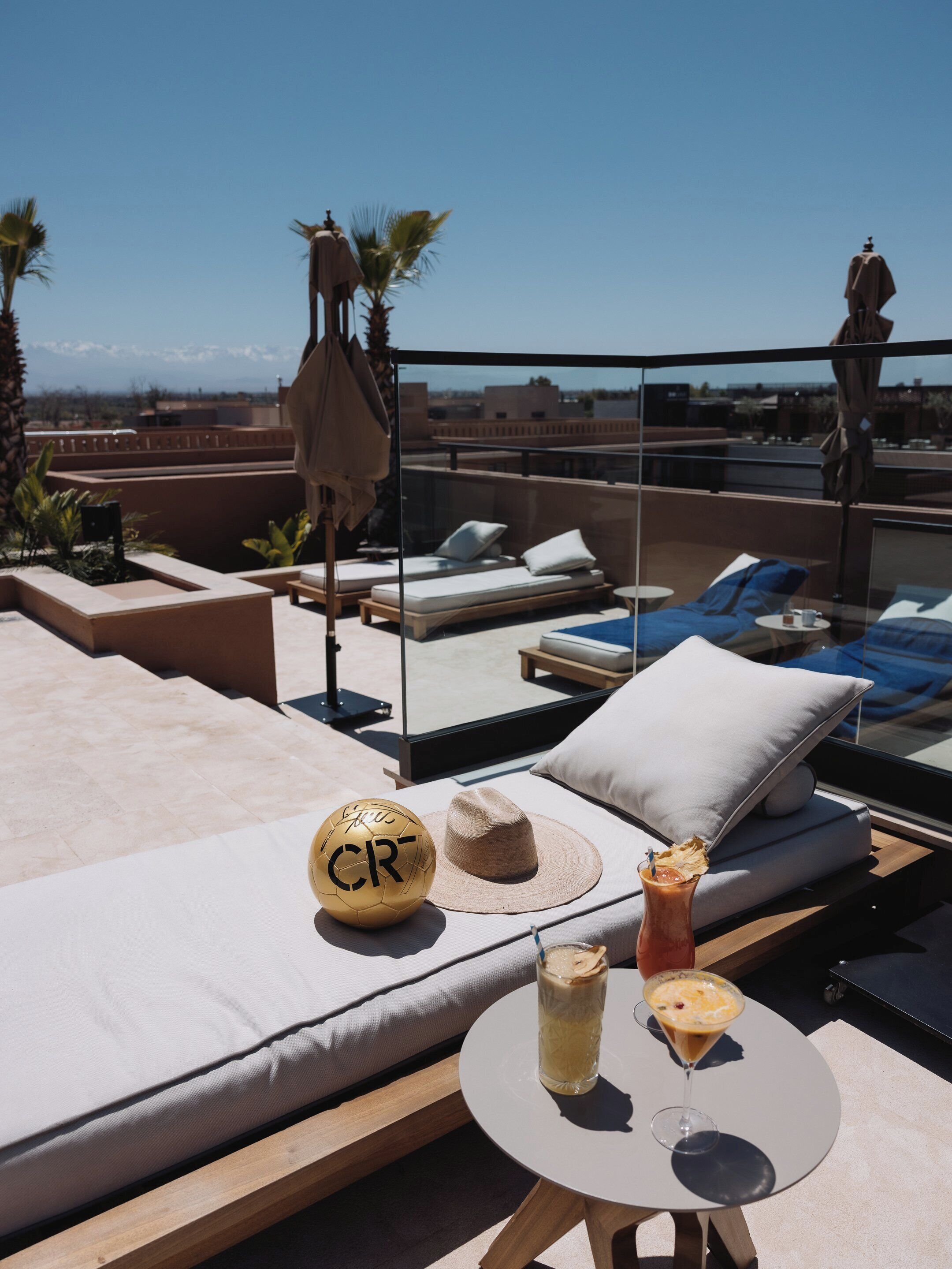 Alberca al aire libre y camastros 