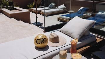 Alberca al aire libre y camastros