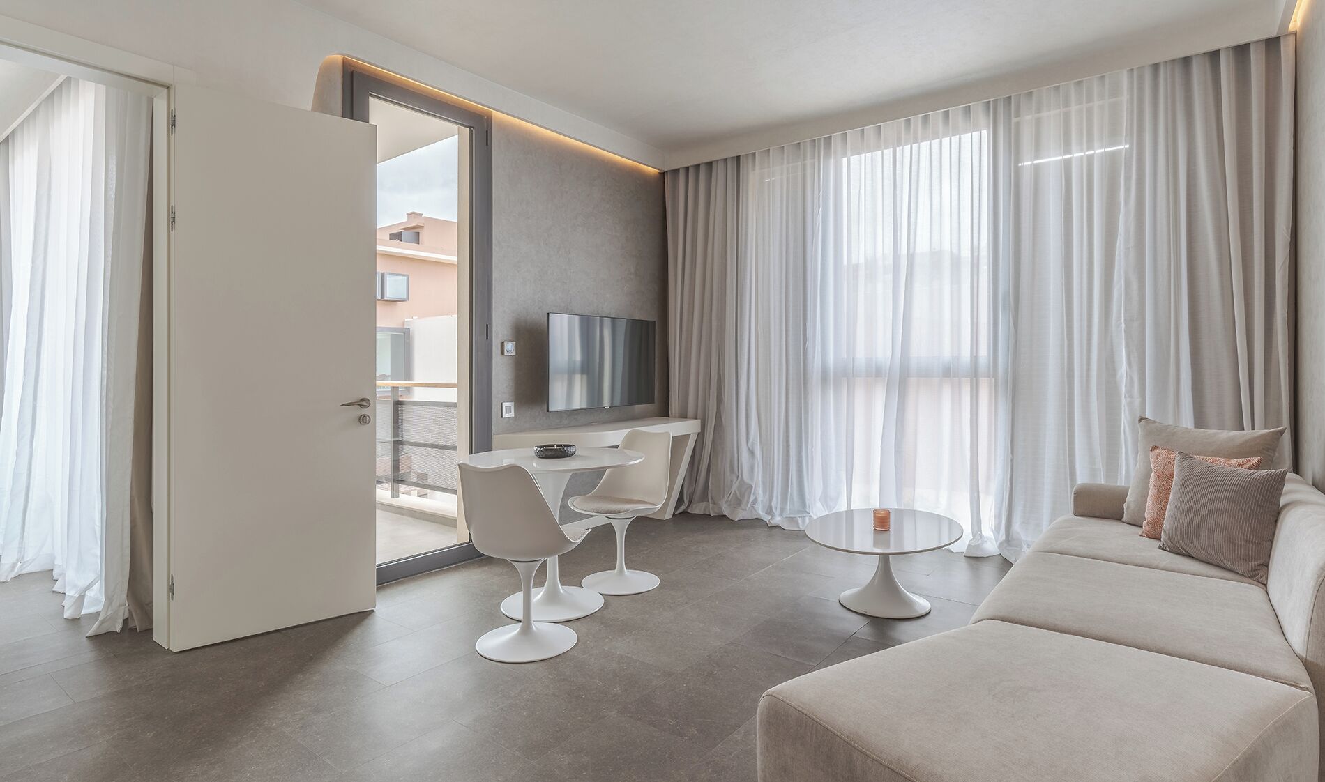 CR7 Suite Avenue | 1 bedroom, minibar, desk, individually decorated