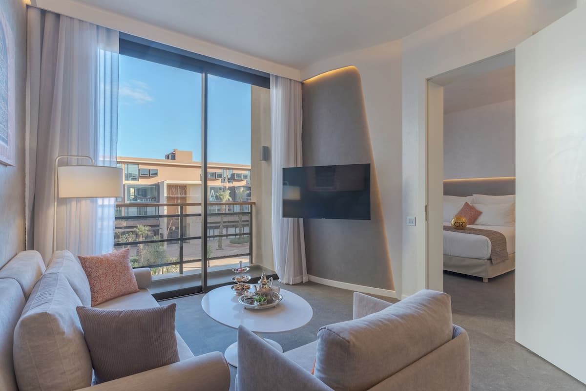 Double Room (CR7 Suite Avenue) | 1 bilik tidur, bar mini, meja, dihias secara berasingan 