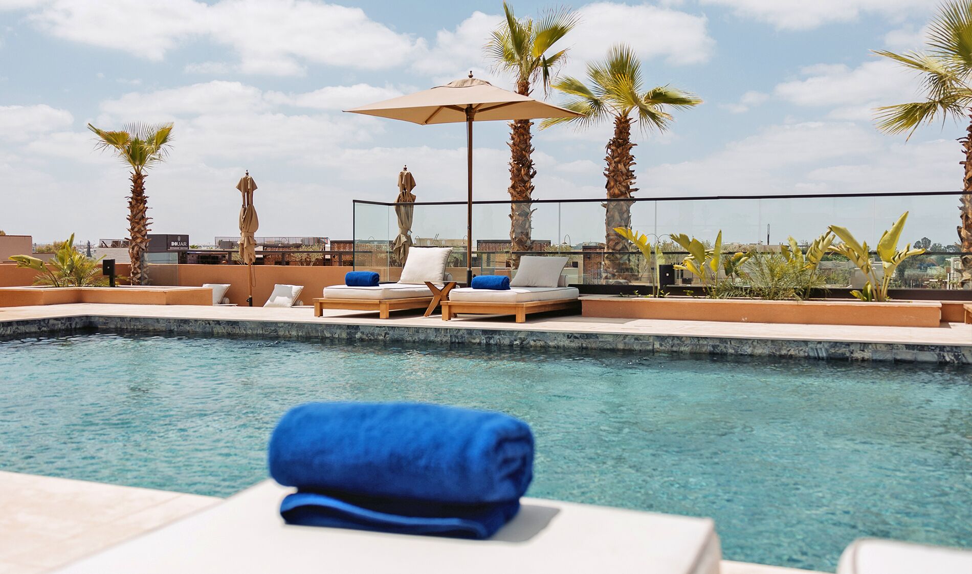 Una piscina al aire libre, sillones reclinables de piscina