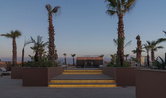 Una piscina al aire libre, tumbonas