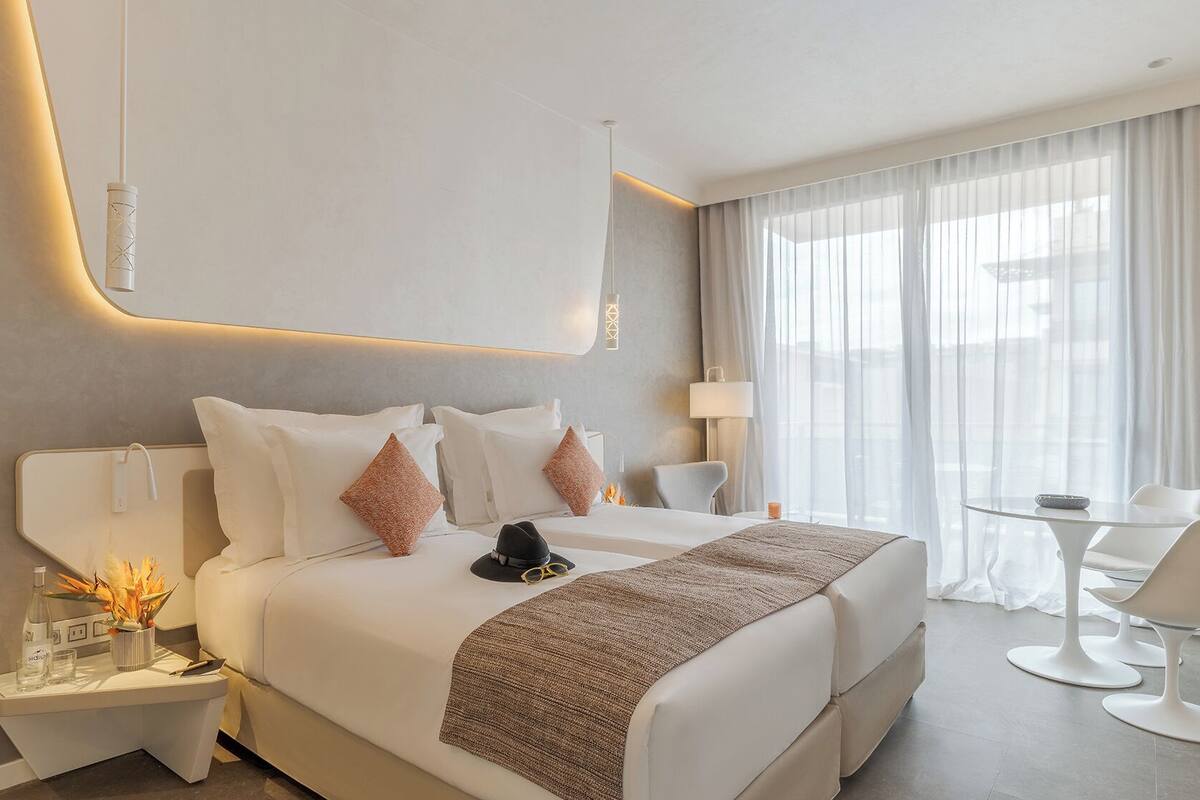 Superior Double Room, City View (CR7 Superior Avenue) | 1 bilik tidur, bar mini, meja, dihias secara berasingan 