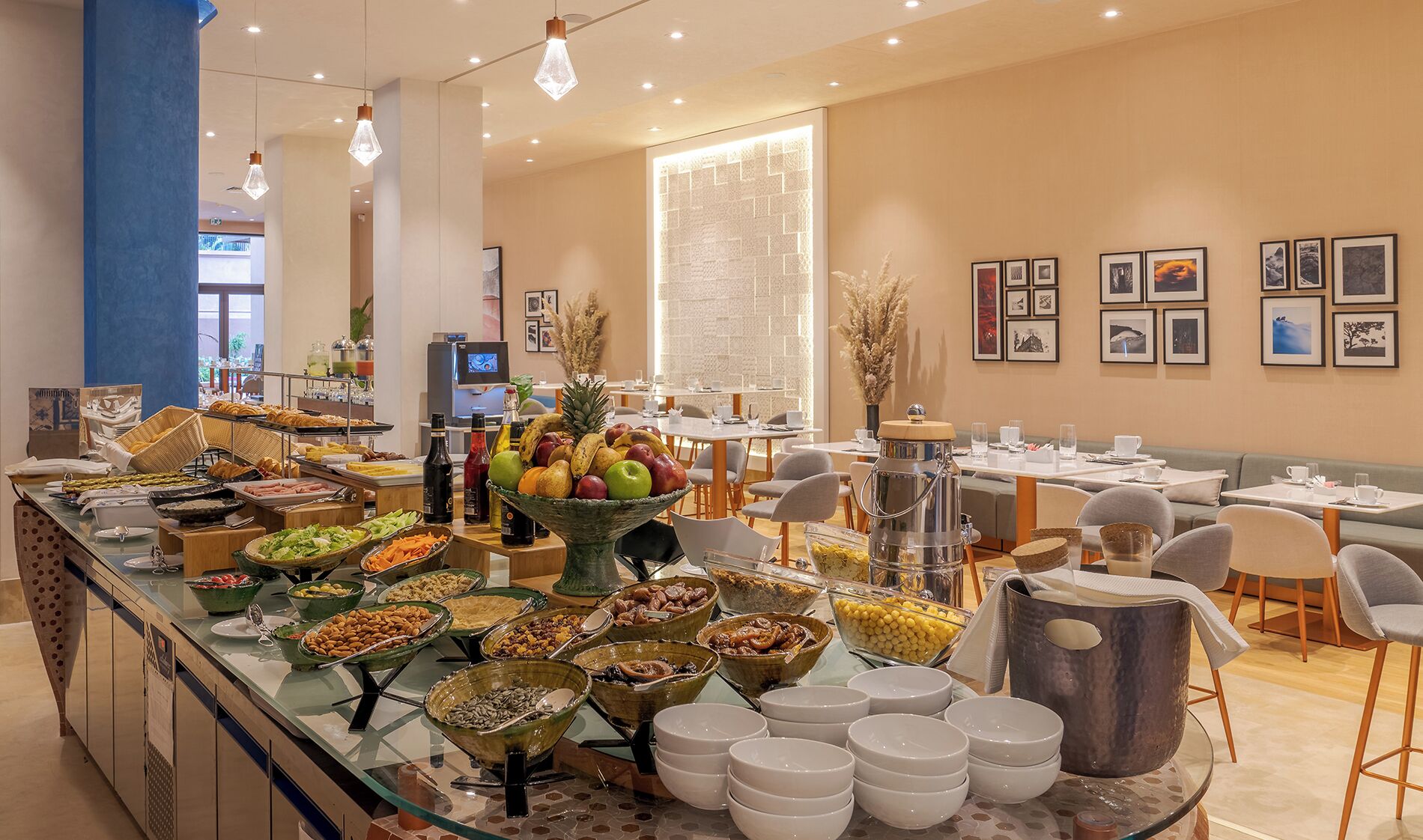 Een buffetgedeelte met diverse voedingsopties, een koffiehoek en zitplaatsen.