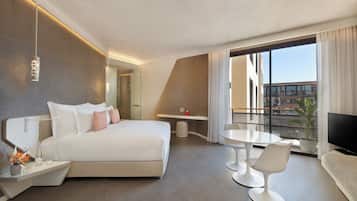 CR7 Room Avenue | 1 bedroom, minibar, individually decorated, desk