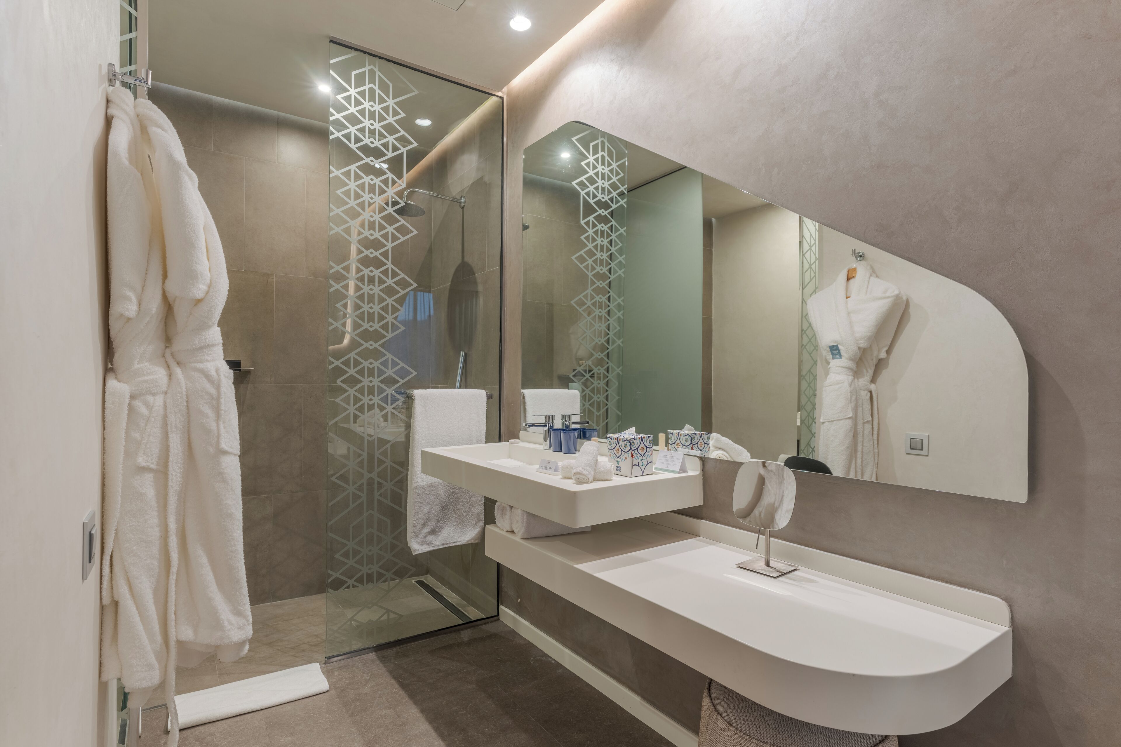 double or twin room (cr7 junior suite avenue) | bathroom | free toiletries, hair dryer, bathrobes, slippers