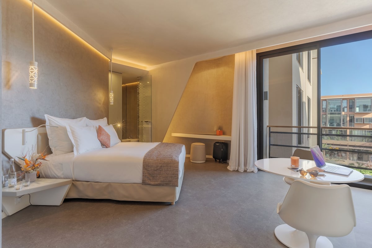 Standard Twin Room, City View (CR7 Room Avenue) | 1 bilik tidur, bar mini, meja, dihias secara berasingan 
