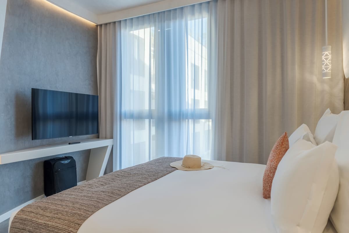 Kamar Double (CR7 Suite) | 1 kamar tidur, minibar, didekorasi berbeda-beda, dan meja kerja