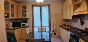 Fridge, microwave, oven, stovetop - Villa 3 piani indipendente con garage e giardino privato (Sinalunga)