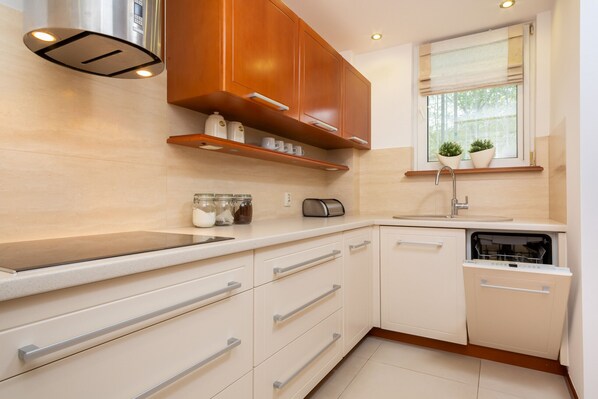 Apartamento, 2 quartos, sacada | Cozinha privada | Micro-ondas, lava-louças, talheres/pratos/utensílios de cozinha