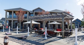 Outdoor dining - Footprints in the Sand - Oyhut Bay Seaside Village (Ocean Shores)