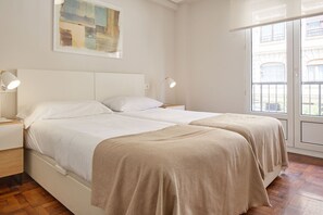 A bedroom with a bed, bedside lamps, a painting, and a window with a view. - Always Easy I Larroca (San Sebastián/Donostia)