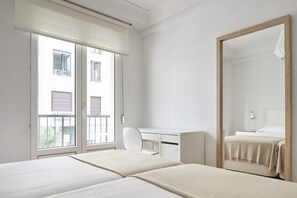 4 slaapkamers, een strijkplank/strijkijzer, gratis wifi, beddengoed