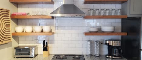 Refrigerador, microondas, horno y parrilla de estufa