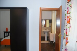 3 camere, una scrivania, ferro/asse da stiro, Wi-Fi gratuito