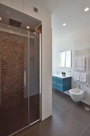 Shower, hair dryer, bidet, towels - Amalfi Coast Apartments - CASA RAVELLO (Minori)