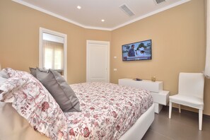 1 chambre, coffre-fort, fer et planche à repasser, lit de bébé portatif