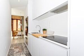 Kühlschrank, Mikrowelle, Ofen, Geschirrspüler