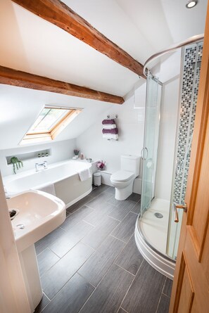 Bathtub, hair dryer - Luxury Loft Studio Apartment - Town Centre (Whitehaven)