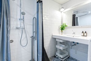 Bruser, hårtørrer, håndklæder