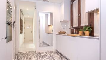 Een koelkast, een magnetron, een oven, een vaatwasser