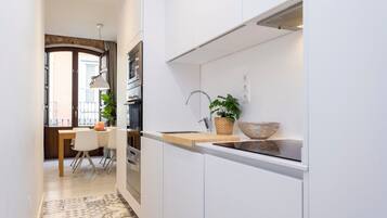 Coffee/tea maker, fridge, microwave, oven
