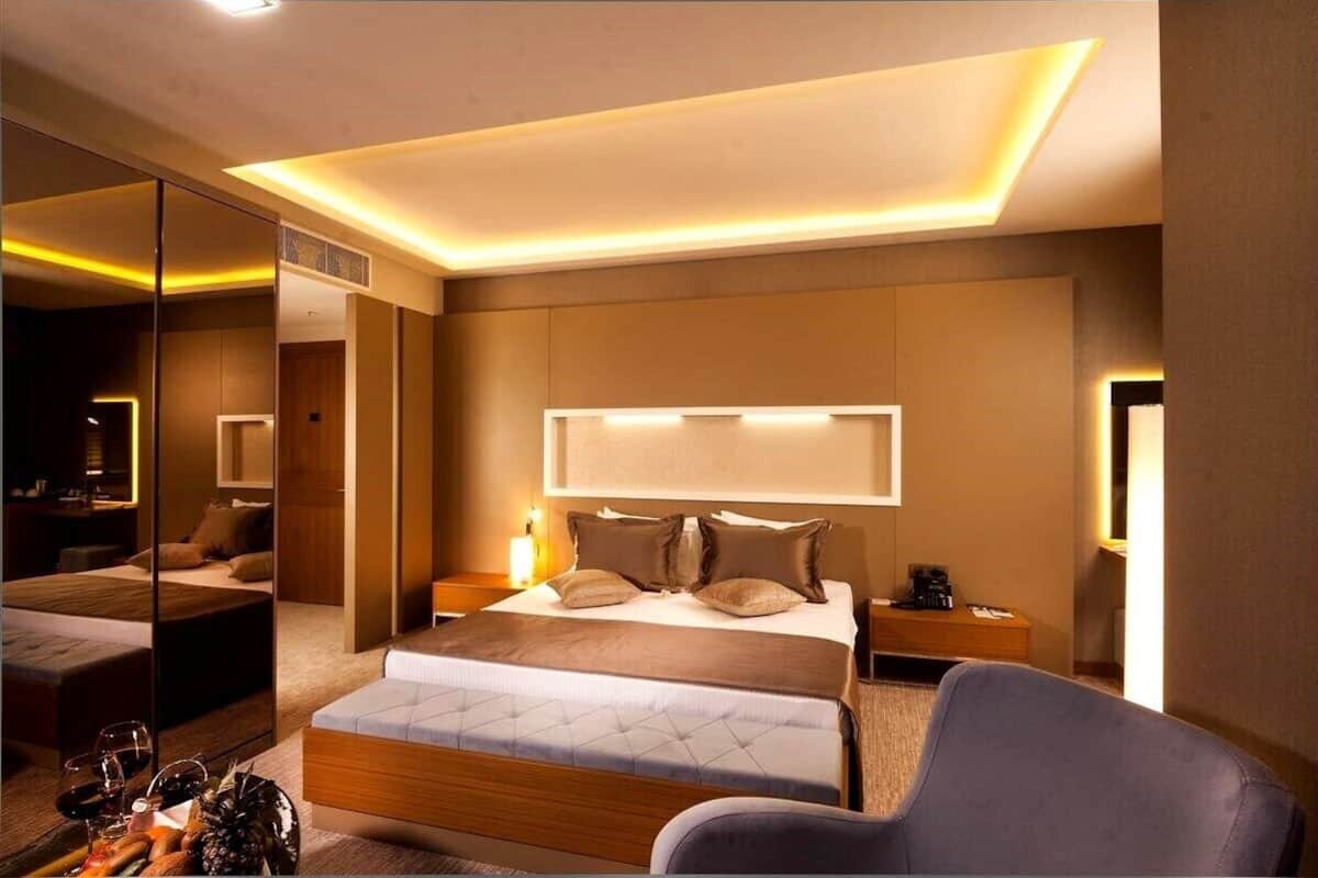 In-room safe, soundproofing, WiFi (free)