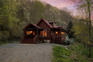 Exterior - Long Mtn. Views - Covered Porch - Rockers - Fire Pit - Gated - Clean - 5 Stars! (Waynesville)