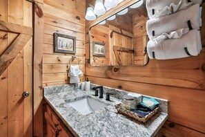 Duschwanne, Haartrockner, Handtücher