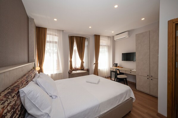 Premium bedding, minibar, in-room safe, laptop workspace - Taksim suite (Istanbul)