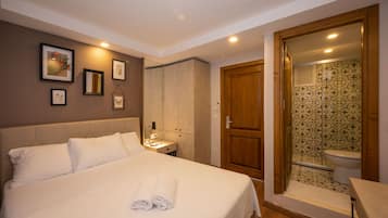 Sengetøy av topp kvalitet, minibar og safe på rommet