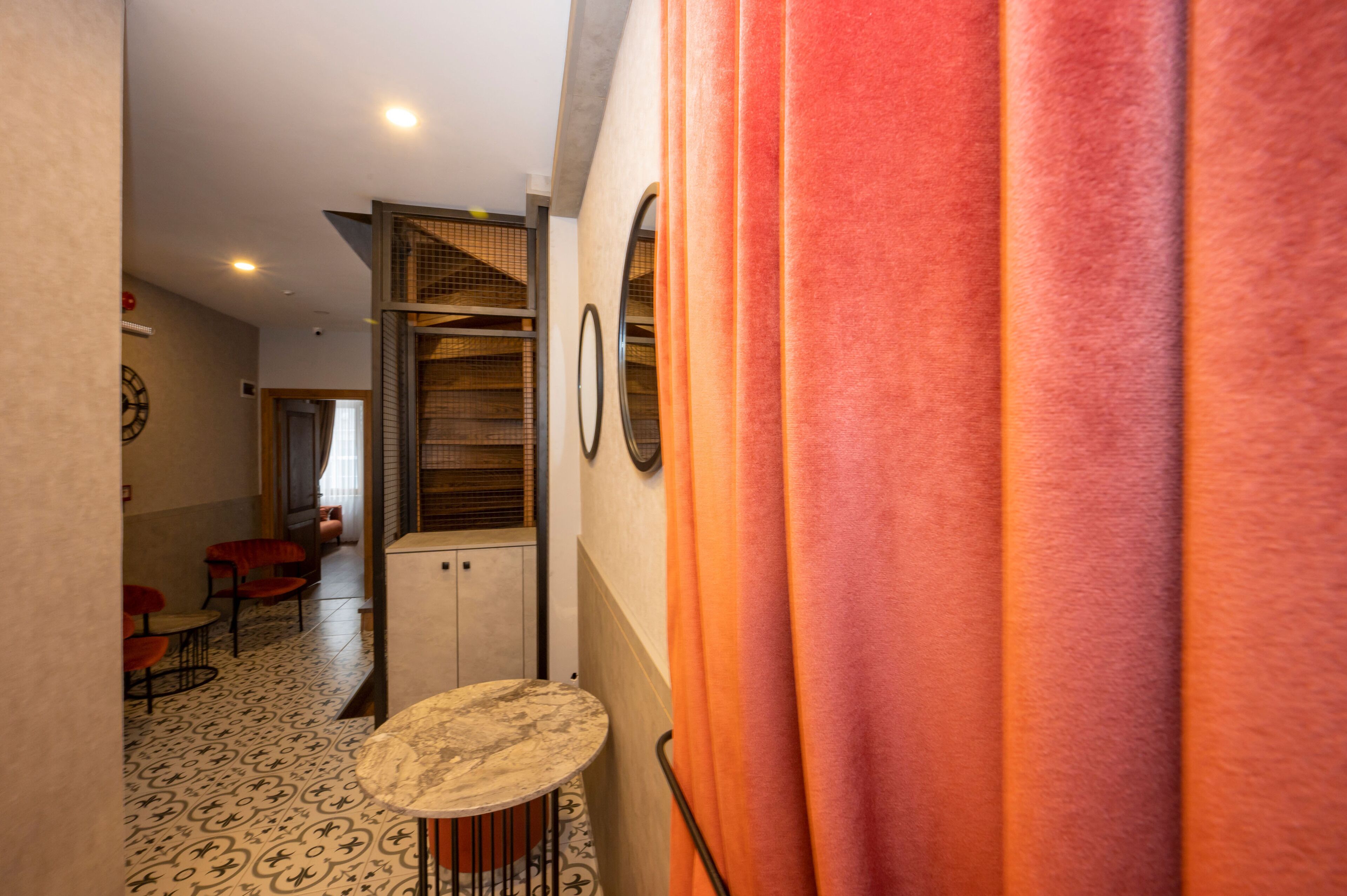 Quarto casal luxo | Área de estar | TV LED 32 polegadas com canais via satélite, TV