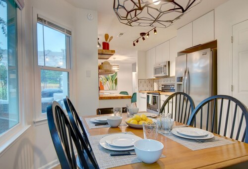 Scandi-Chic Retreat in Madison-Pets stay free!