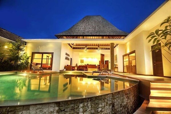 Outdoor pool, an infinity pool