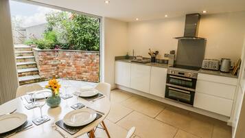 Cottage | Private kitchen | Dishwasher, cookware/dishes/utensils