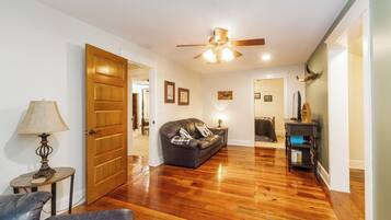 Smart-tv, eldstad, tv-spel och dvd-spelare