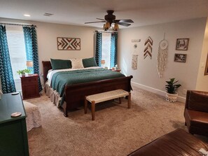 6 Schlafzimmer, Schreibtisch, Bügeleisen/Bügelbrett, Reisekinderbett
