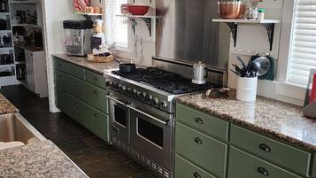 KylskÄp, mikrovÄgsugn, ugn och spishÀll