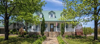 Ouachita Mountains Luxury Retreat on 40+ acres with Pool, Hot Tub, WiFi