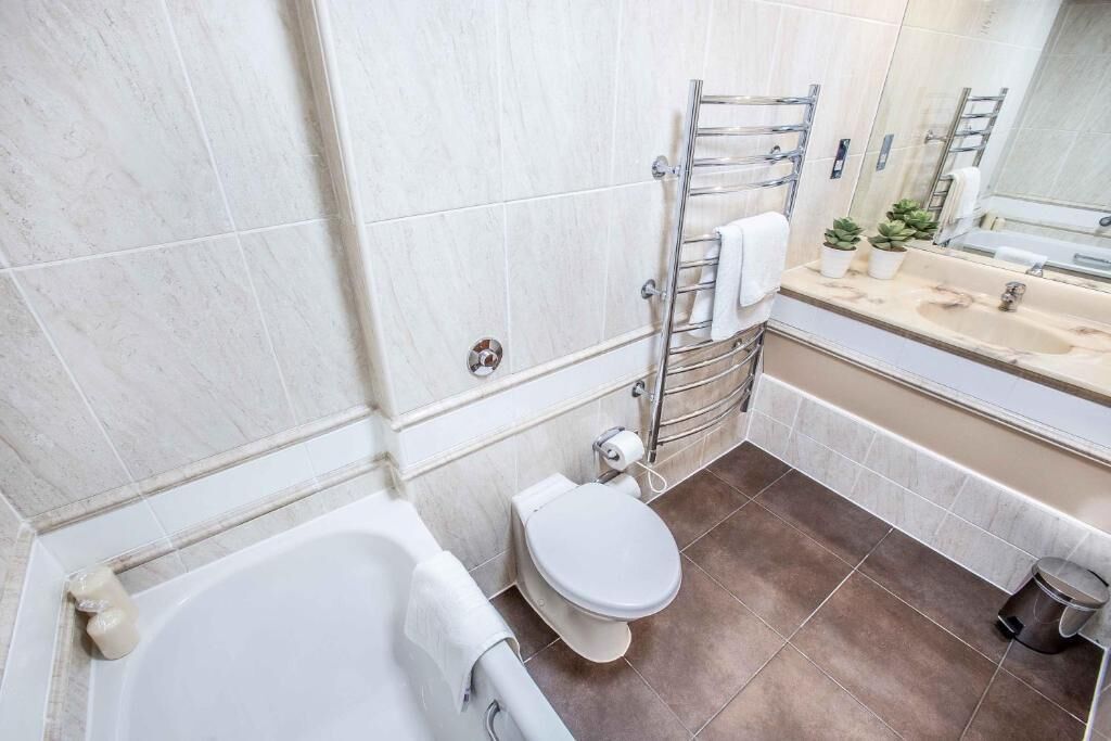 Une salle de bain avec une baignoire, des toilettes et un lavabo.