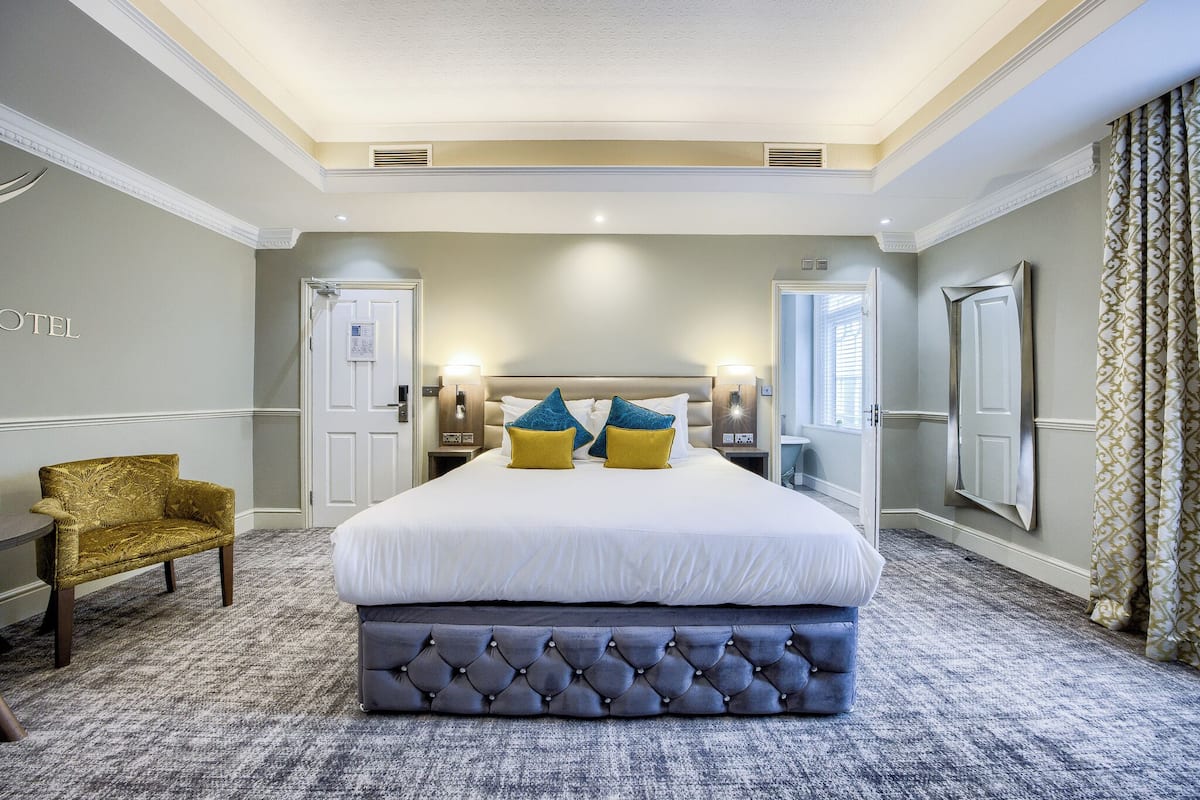 Junior Suite | Desk, WiFi (free), bed sheets