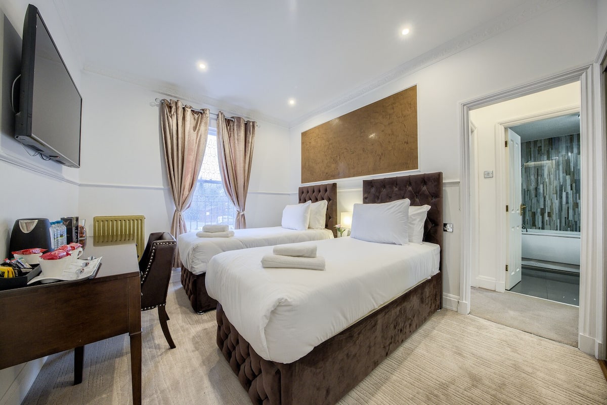Family Room | Desk, free WiFi, bed sheets