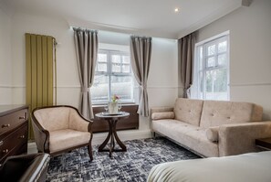 Escritorio, wifi gratis y ropa de cama 