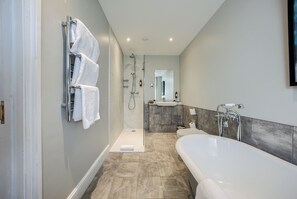 Suite junior | Baño | Toallas, jabón, shampoo, papel de baño 