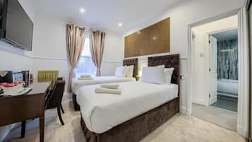 Quadruple Room | Desk, WiFi (free), bed sheets